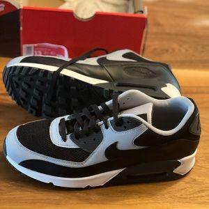 Nike Air Max 90 Essential